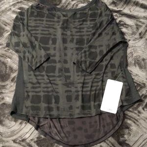 NWT Lululemon Athletica Yoga Flow LS Tee black and extremely dark grey